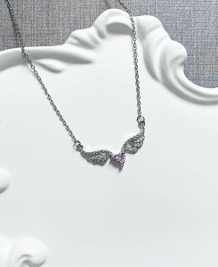 گردنبند دخترونه طرح بال فرشته با نگین قلبی