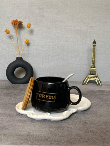 Black mug with wooden lid and spoon