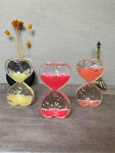 Heart-shaped oil hourglass - an attractive decoration and a special gift