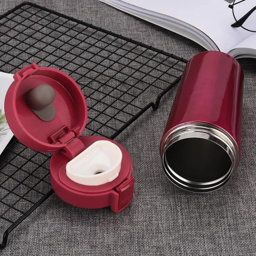 Double-walled thermal steel travel mug with lockable lid
