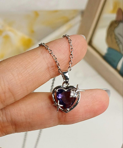 Girls' heart-shaped necklace with purple gemstone