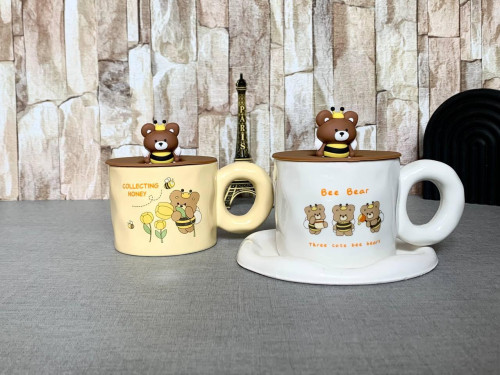 Fancy mug with bee bear design and silicone lid