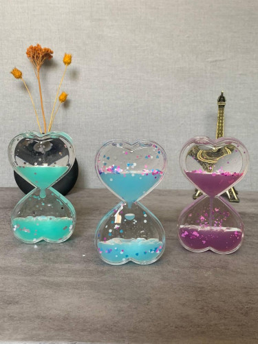Heart-shaped oil hourglass - an attractive decoration and a special gift