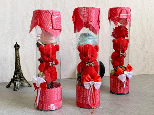 هدیه ولنتاین عروسک خرس همراه با گل در باکس شیشه‌ای