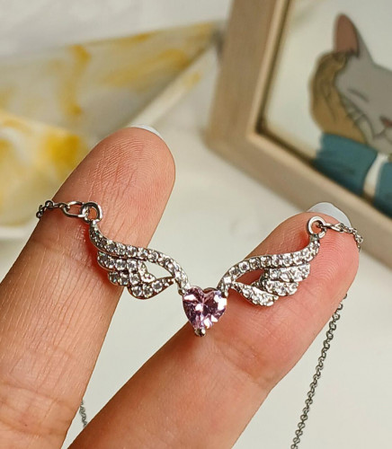 Girls' wing-shaped necklace with heart-shaped gem