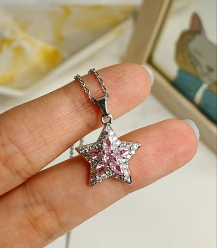 Girls' star-shaped necklace with pink gemstones