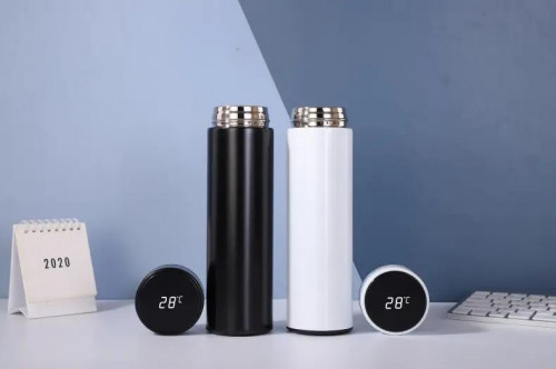 Double-walled smart flask with temperature display