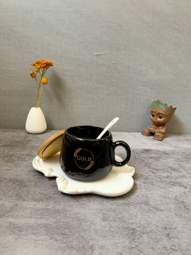 Black mug with wooden lid and spoon